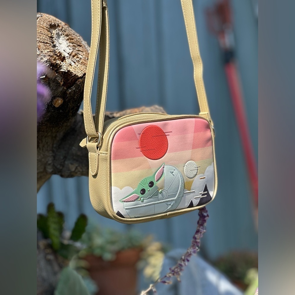DANI x Star Wars — The Mandalorian Baby Yoda Grogu Crossbody Bag - Picture 3 of 5